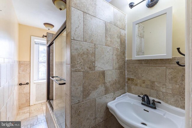 Building Photo - 2216 Georges Ln