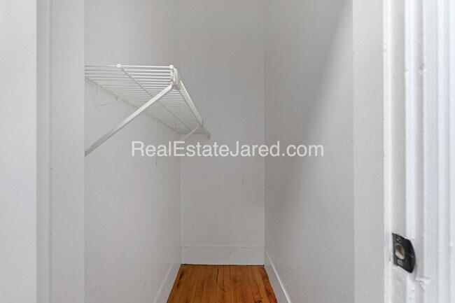 Building Photo - amazing 4 Bed 2 Bath available 9/1/26