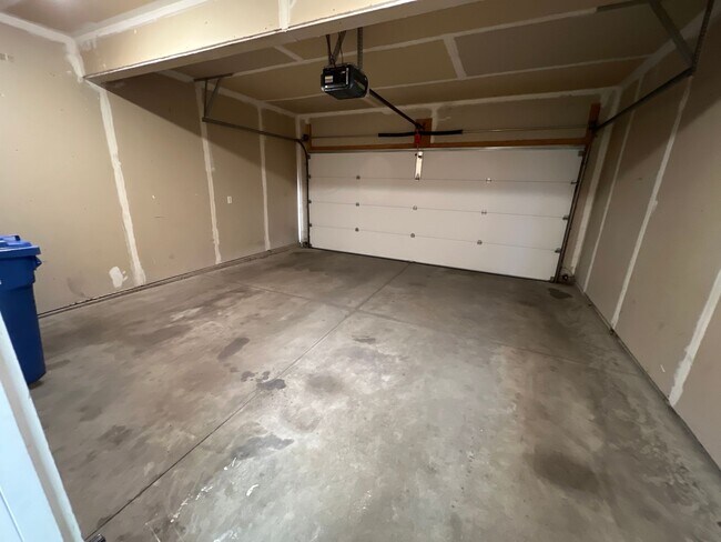 Building Photo - Large 2 Bedroom, 2 Bath apartment with 2 car garage
