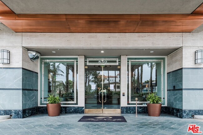 Building Photo - 850 E Ocean Blvd