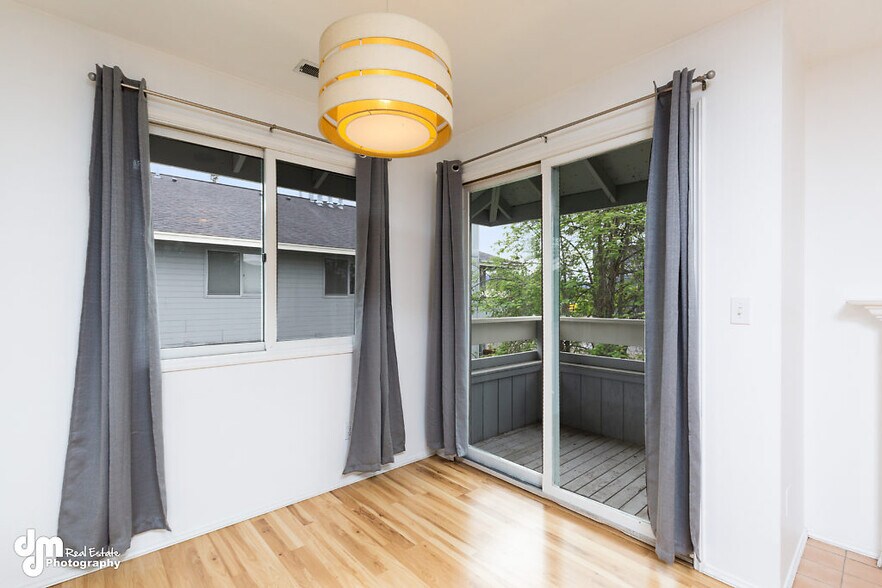 Dining area / sliding doors to balcony - 4240 Folker St, #B202