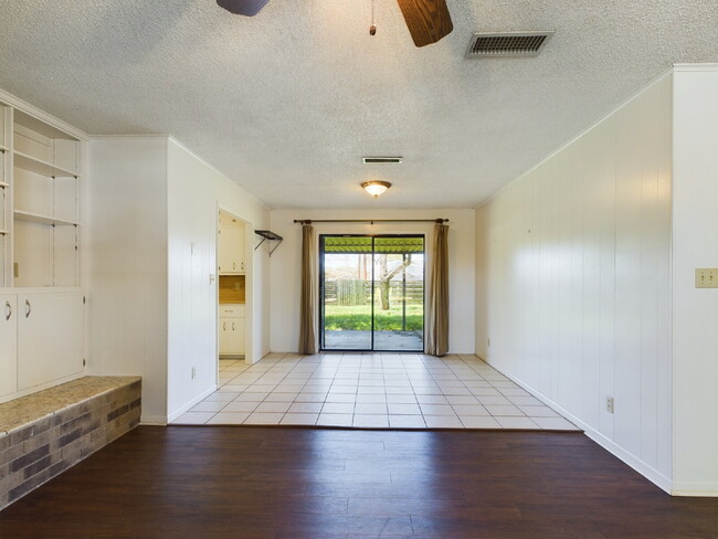 Building Photo - Generous 3-Bed, 2-Bath Home in Fredericksb...