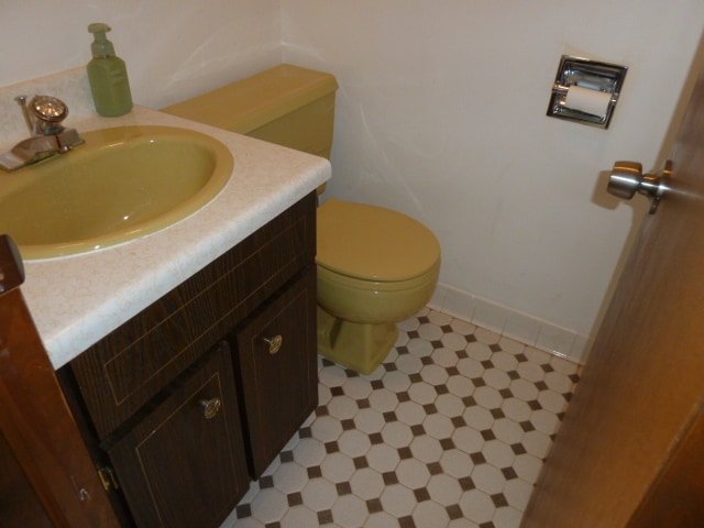 1/2 bath in family room - 3 Edward St