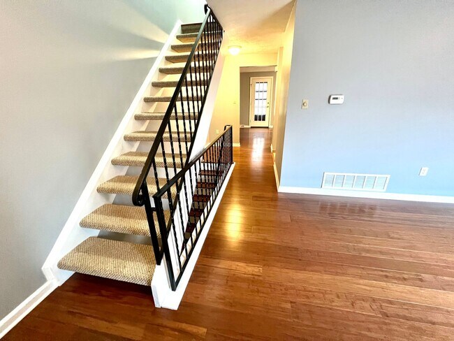 Building Photo - Sewickley Heights - Gorgeous Townhouse - 3...
