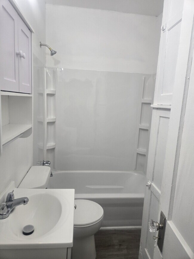 Building Photo - "Charming 2-Bed Retreat in Louisville - Cozy 700 Sq Ft at Vermont Ave!"