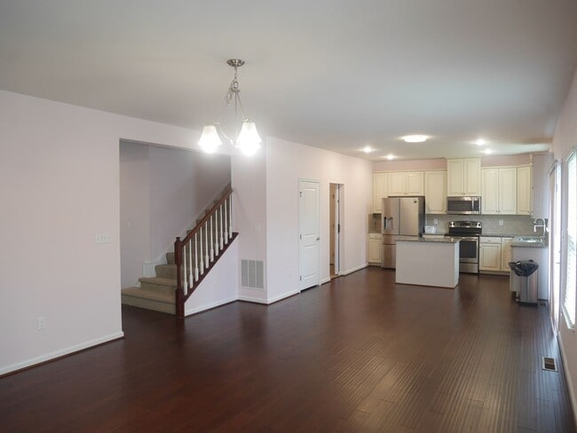 Building Photo - Elegant 4-Bedroom Single-Family Home with ...