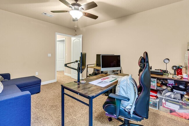 Building Photo - 5 Bedrooms in Crestview!!