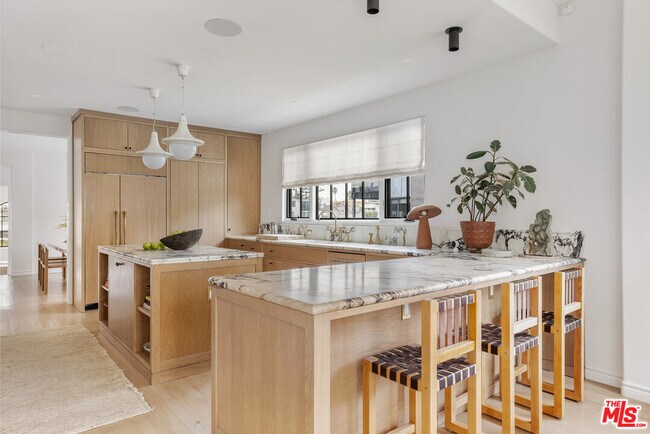 Building Photo - 5201 Vía Donte