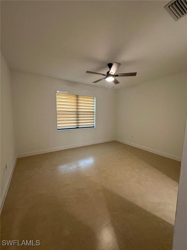 Building Photo - 2167 Della Dr