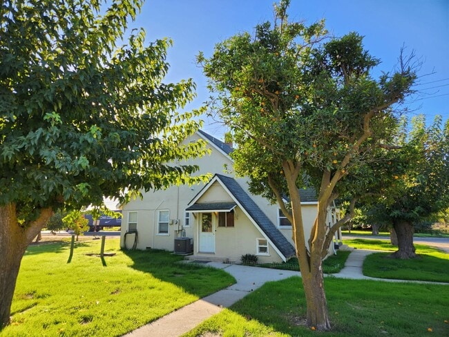 Building Photo - Country Home Between Empire and Waterford-  3 Bedroom 1 Bathroom With Central Heat And Air