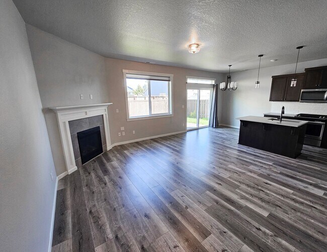 Building Photo - 1400 Dahlia St