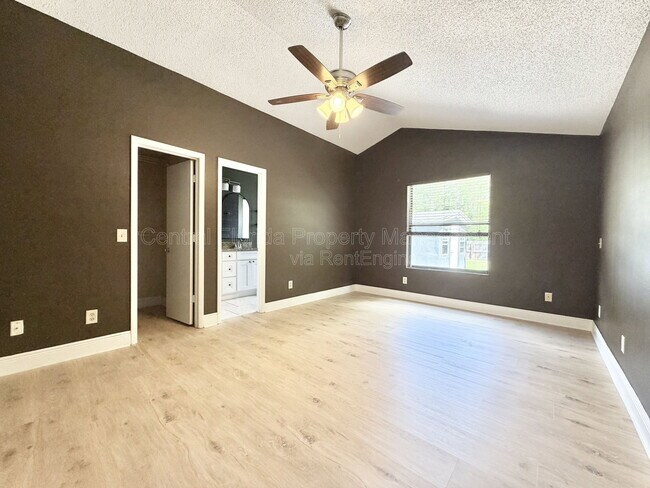 Building Photo - 10227 Comfort Cir