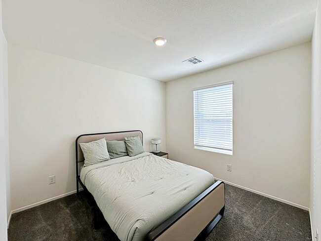 Building Photo - FURNISHED 3 BEDROOM + LOFT TOWNHOME WITH 2 CAR GARAGE