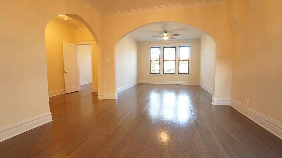 Primary Photo - 2896 N Milwaukee Ave