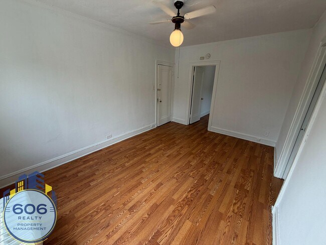 Building Photo - 1135 W Lunt Ave