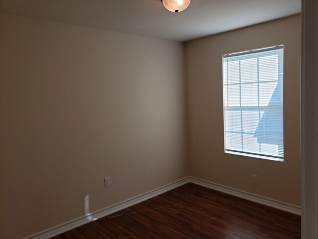 Building Photo - Town home for rent
