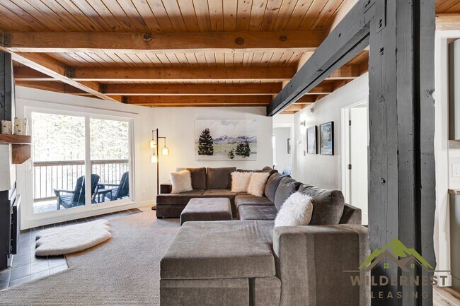 Building Photo - Gorgeous Remodeled Treehouse 2 Bed with Mo...