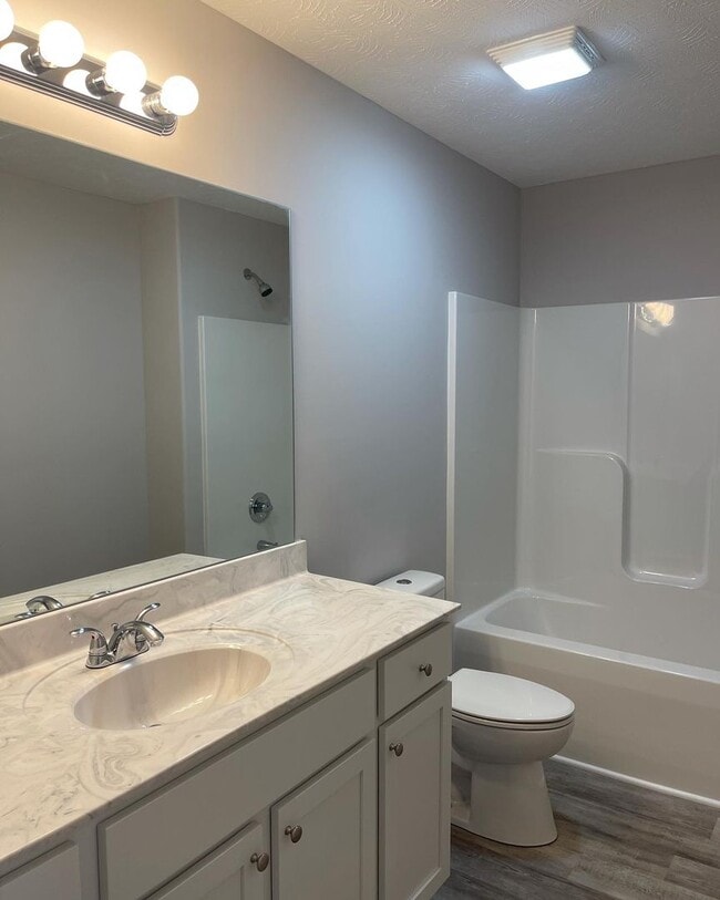 Building Photo - 488 Labrador Dr