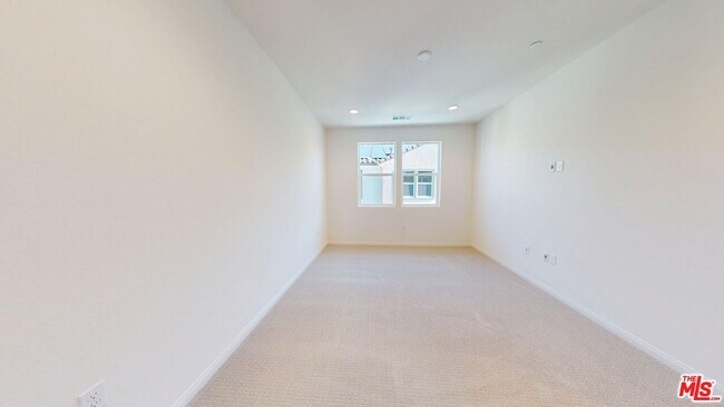 Building Photo - 2410 E Agave St