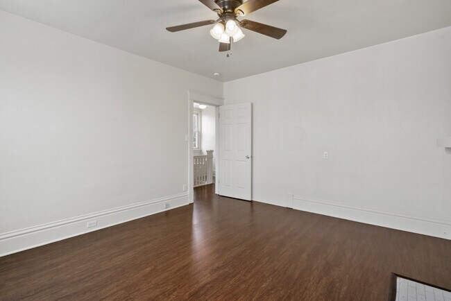 Building Photo - 439 Kingsboro St