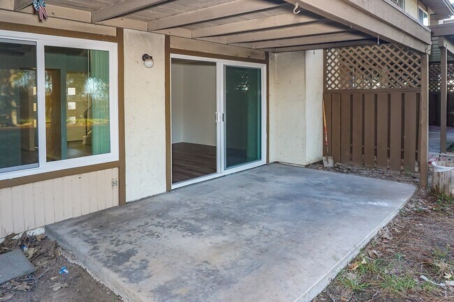 Building Photo - STUNNING 3BD/2.5BA TOWNHOUSE - BONITA VIEW...