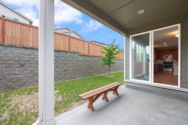 Building Photo - Community beach access! 4 bedrooms 2.5 baths.