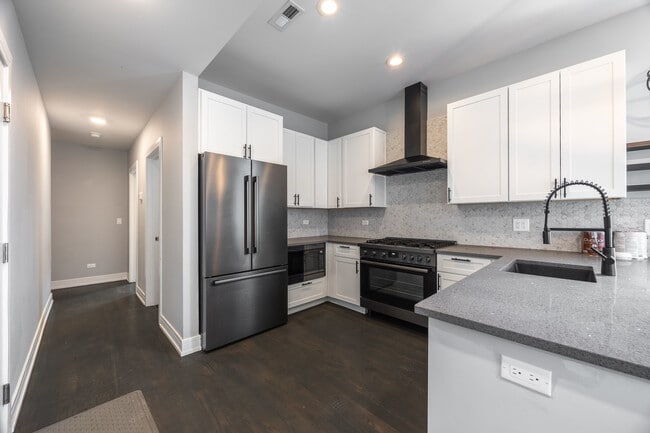 Building Photo - 3253 N Elston Ave