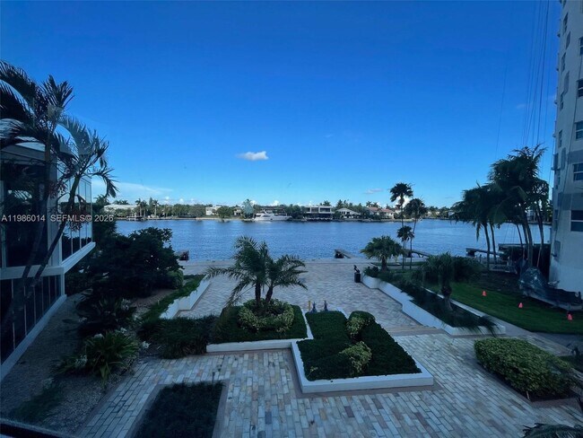 Building Photo - 20281 E Country Club Dr