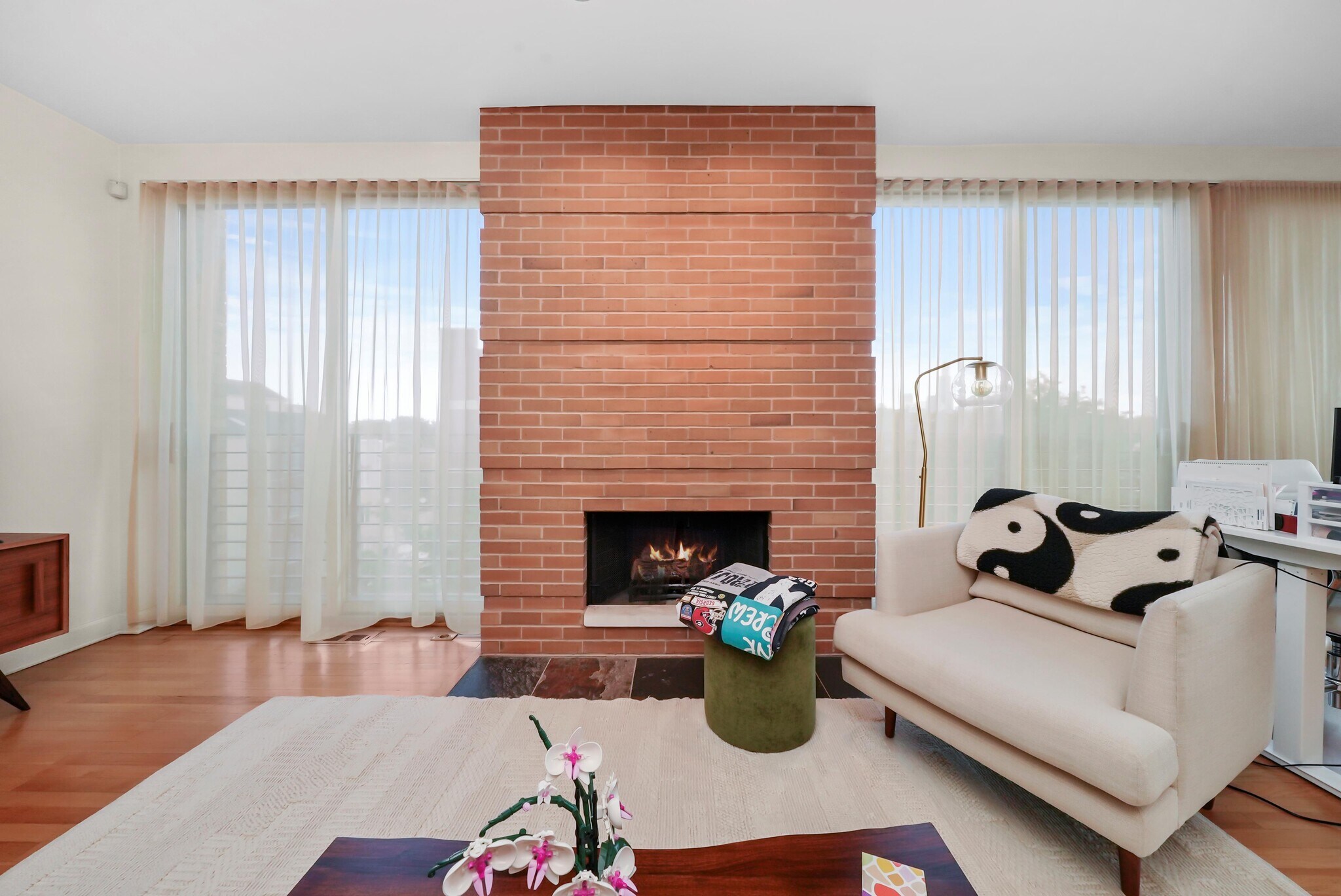 Floor to Ceiling Windows - 1700 W Ohio St