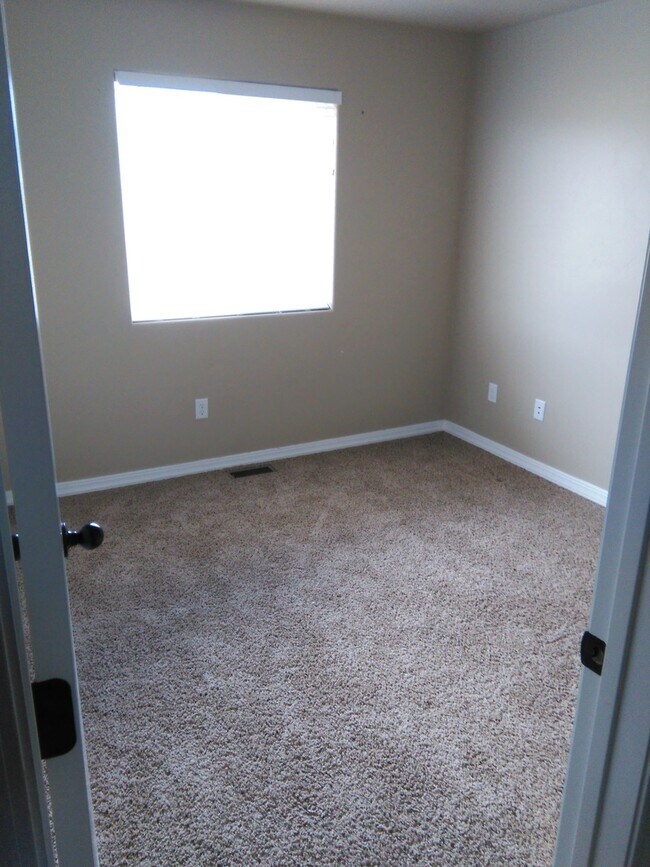 Building Photo - 3 Bedroom, 2.5 Bathroom Twin Home in Gemin...