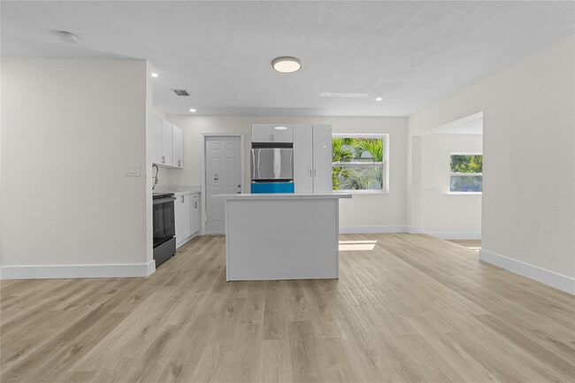 Building Photo - 2941 NW 11th Ct