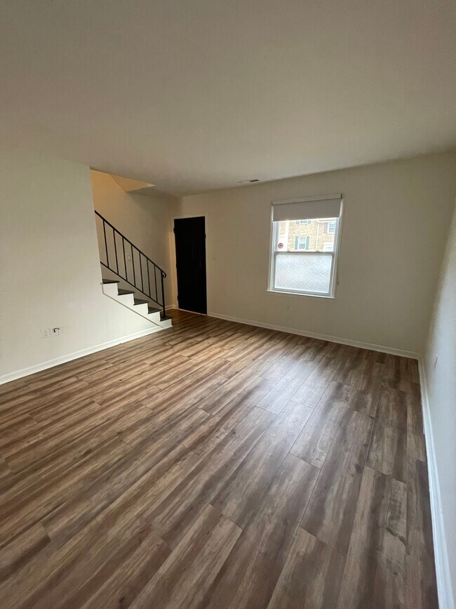 Building Photo - 101 Royal Forest Ct