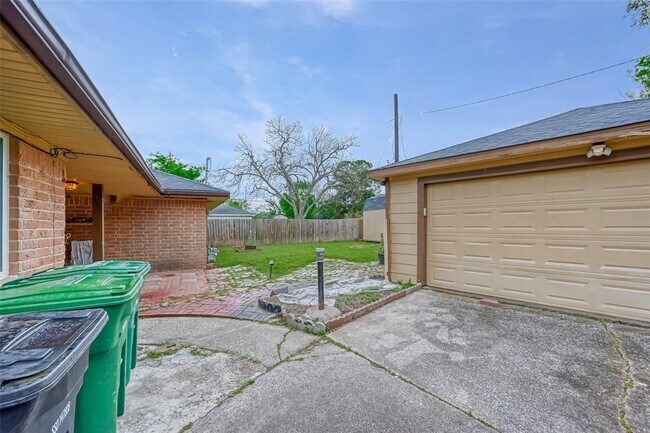 Building Photo - 5107 Trail Lake Dr