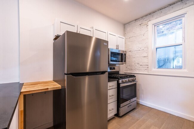 Building Photo - Urban Elegance in the Heart of the South Side