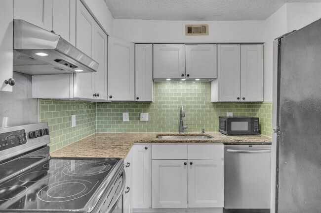 Building Photo - Spotless home in the most convenient locat...