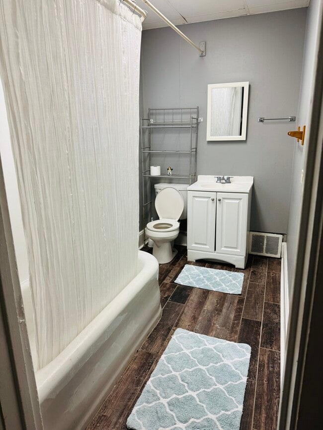 Building Photo - 541 Forsythe Ave