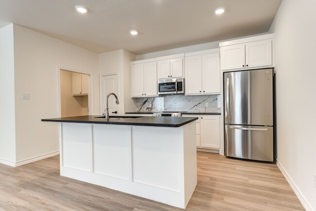 Building Photo - 3 Bedroom Townhome in Escondido - Frenship...