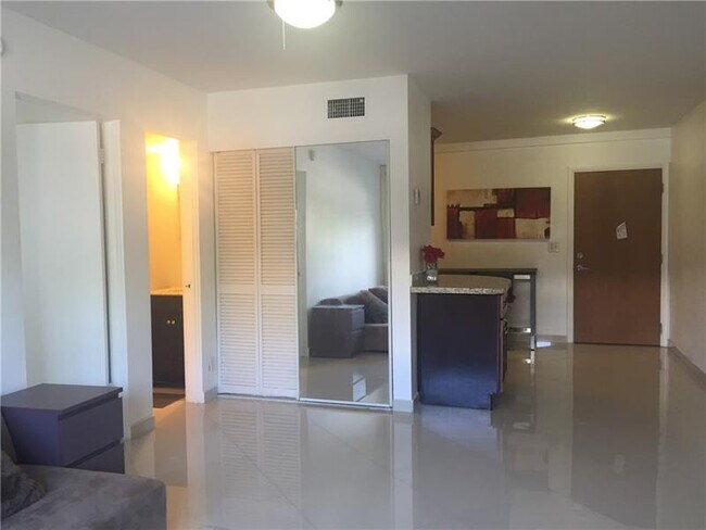 Building Photo - 3220 Bayview Dr