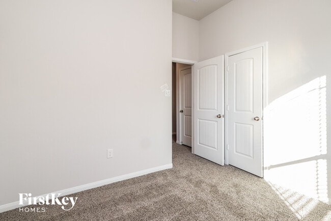 Building Photo - 14715 Country Club Dr
