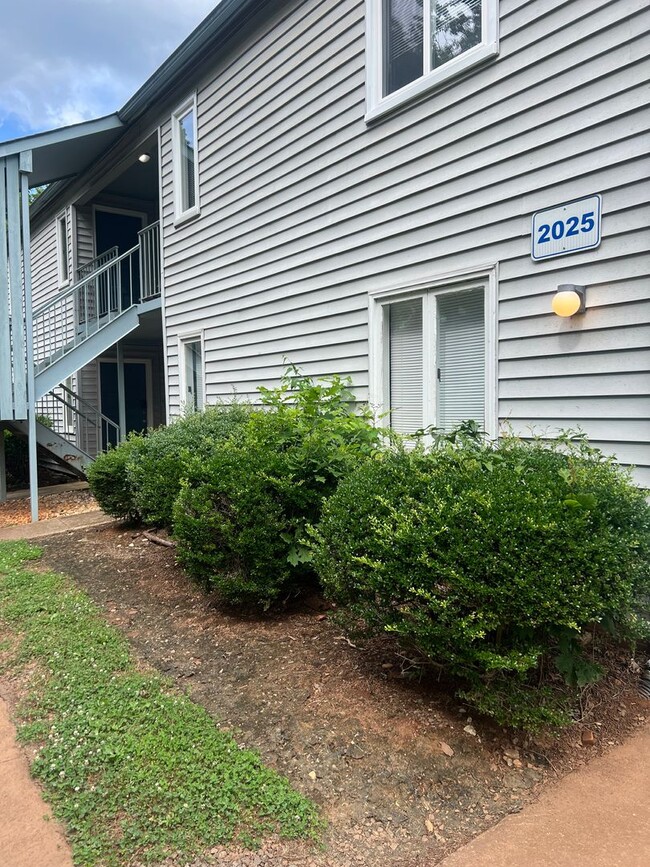Building Photo - One bedroom only $1050.00