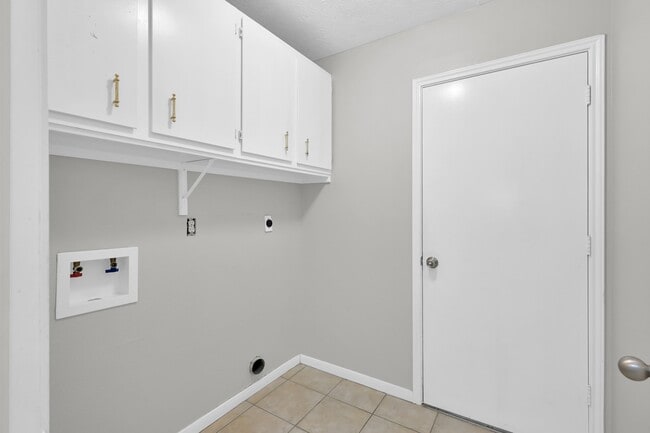 Building Photo - 28903 Atherstone St