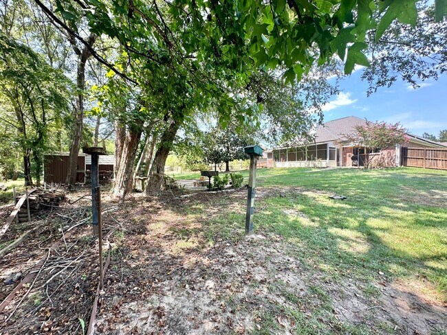 Building Photo - Tour Today! Show Stopping Home in Flint!