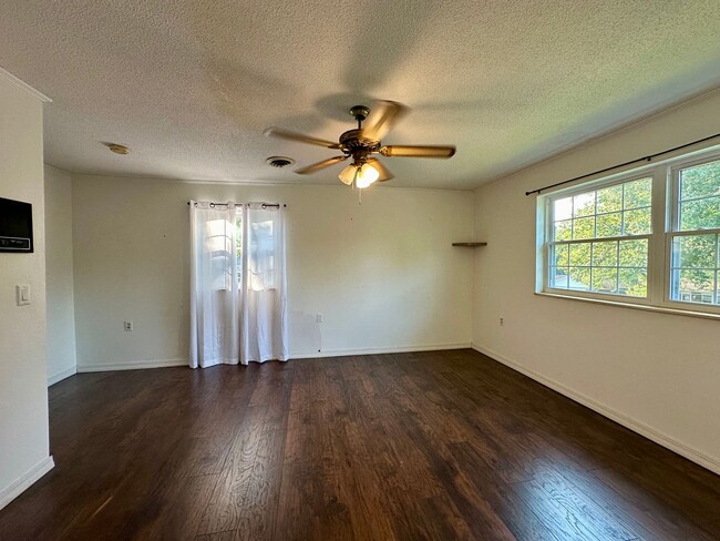 Building Photo - Beautiful large home for lease in Poplar B...