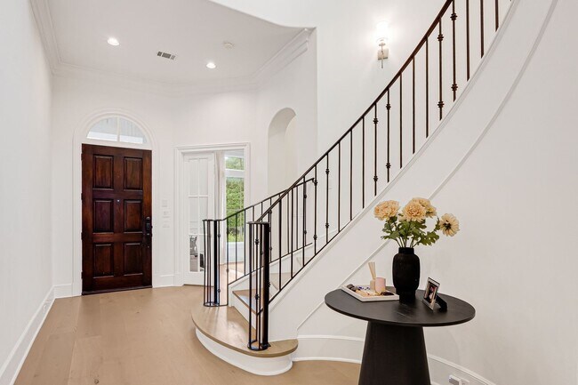 Building Photo - 2706 Tudor Manor