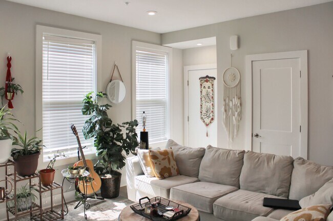 Building Photo - One-Room in shared condo