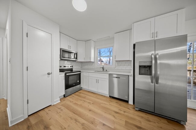 Building Photo - 3 Bedroom 2 Full Bath Home For Rent near Post!