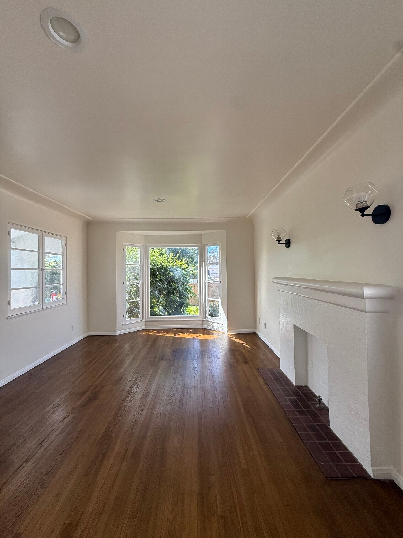 Building Photo - 5854 Arlington Ave