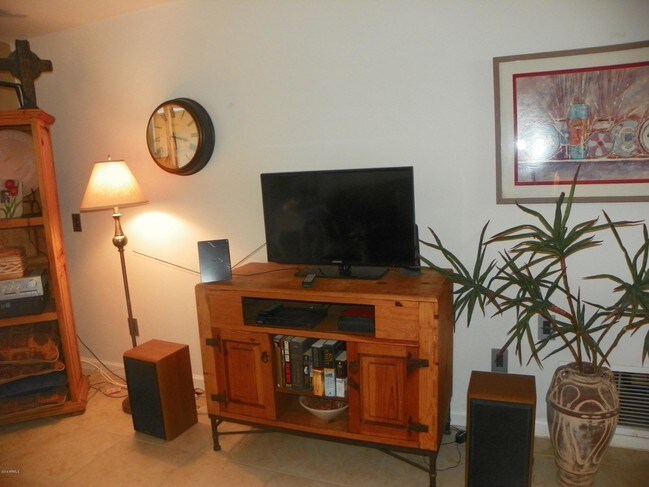 Building Photo - 6815 E 2nd St