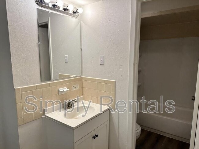 Building Photo - 2002 Washington St