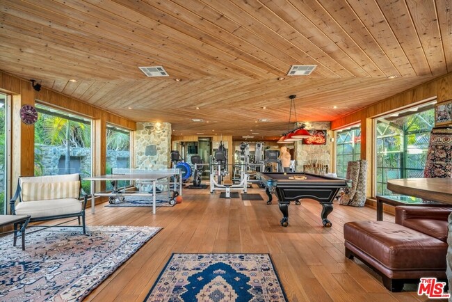 Building Photo - 829 Whittier Dr
